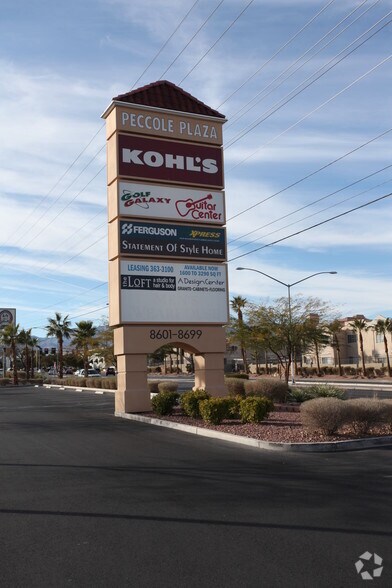 8671 W Charleston Blvd, Las Vegas, NV à vendre - Photo du bâtiment - Image 3 de 4