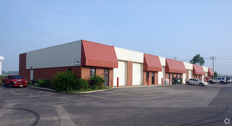 766 Industrial Dr, Cary, IL for lease - Primary Photo - Image 1 of 5