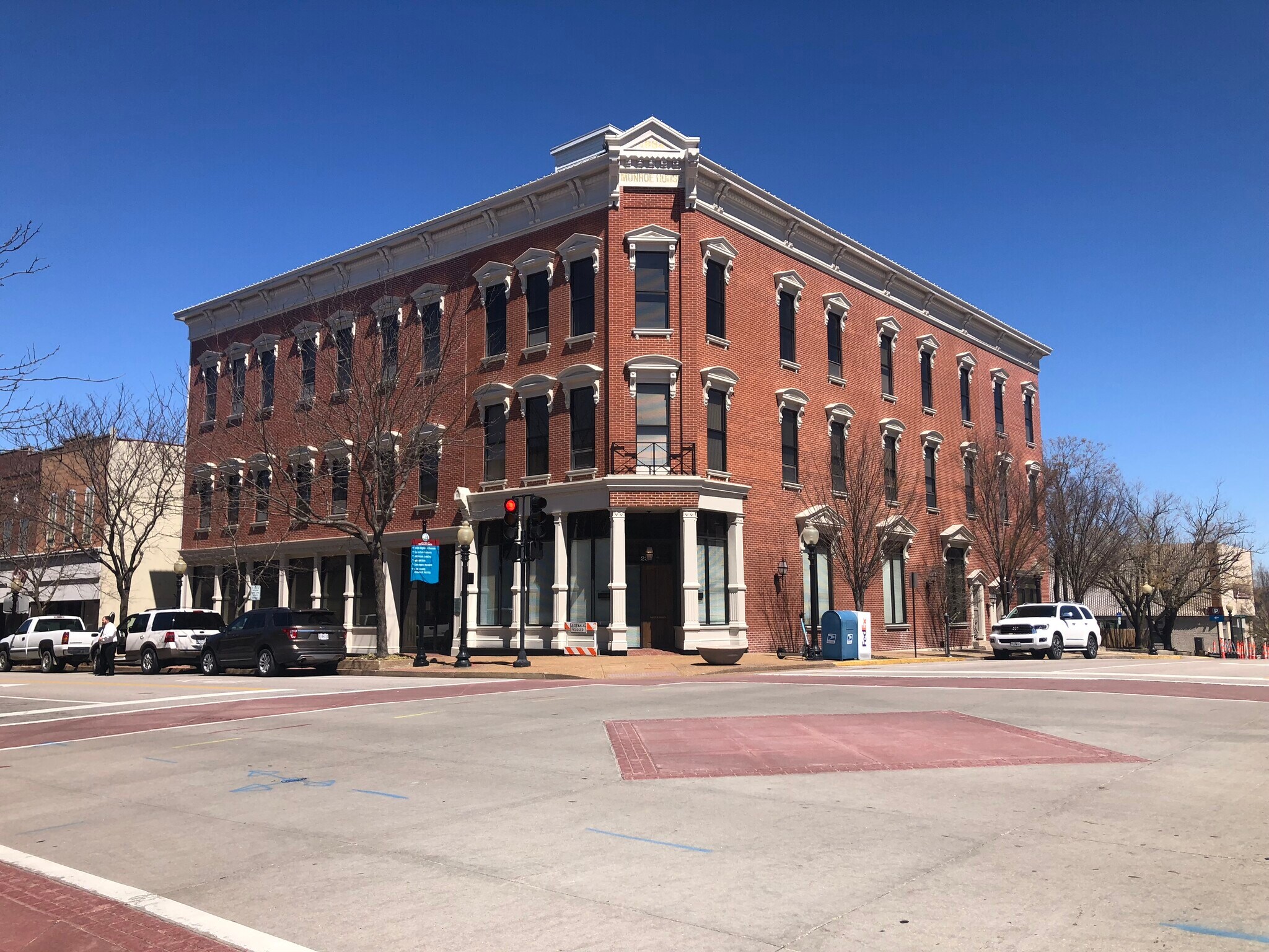 235 E High St, Jefferson City, MO à louer Photo du bâtiment- Image 1 de 15