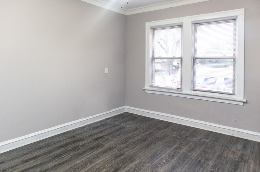 8557 S Bennett Ave, Chicago, IL à vendre - Photo du bâtiment - Image 3 de 5