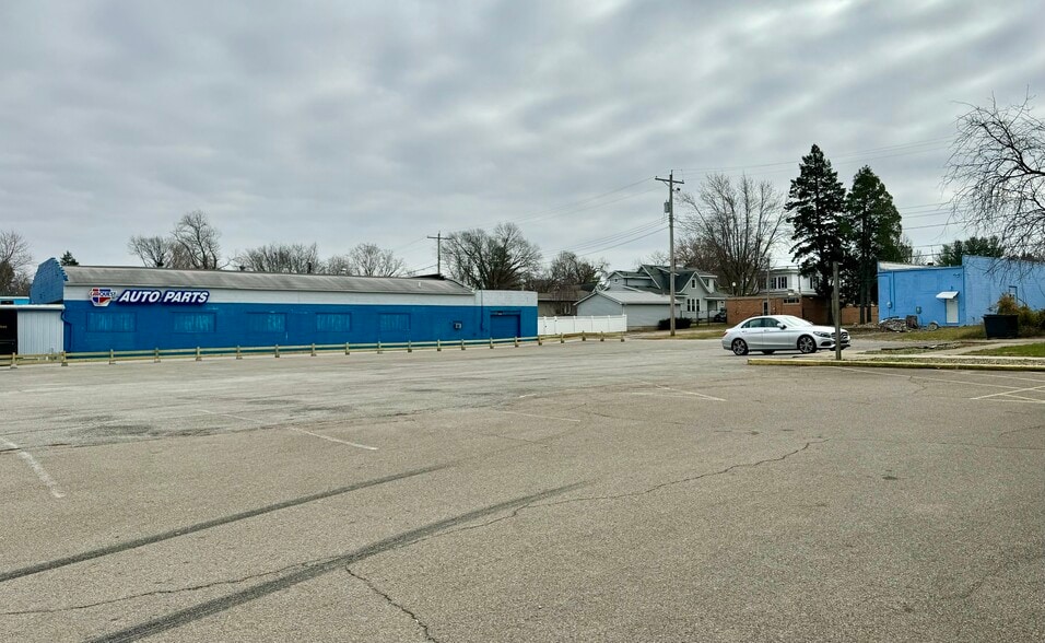 118 E Court St, Paris, IL for sale - Building Photo - Image 3 of 32