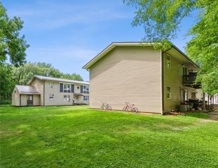 301-306 Larson Ct, Hillsdale, IL à vendre - Photo du bâtiment - Image 2 de 9