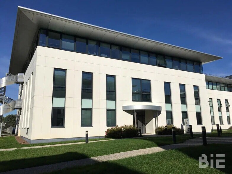 Office in Le Haillan for lease - Building Photo - Image 2 of 8