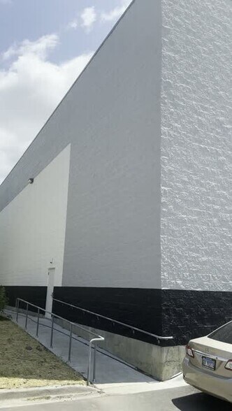 3615 E Exchange Ave, Aurora, IL à louer - Vidéo sur l’inscription commerciale - Image 2 de 8