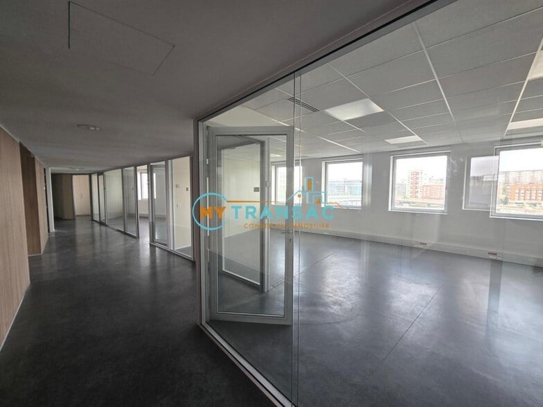 Flex in Ivry-sur-Seine for lease - Building Photo - Image 1 of 19