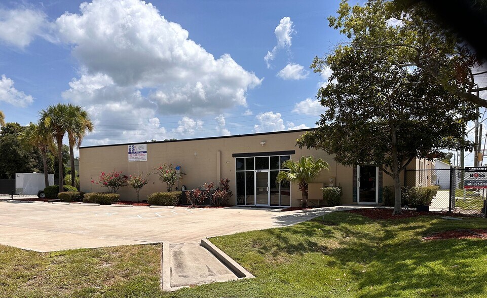 1827 Silver Star Rd, Orlando, FL à louer - Photo du bâtiment - Image 2 de 5