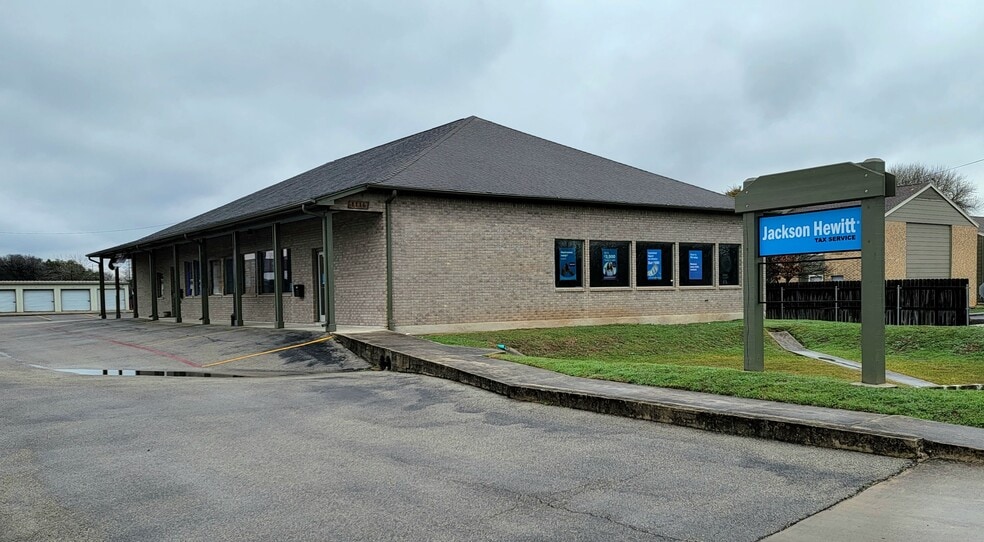 1116 E Walnut St, Seguin, TX for lease - Building Photo - Image 3 of 4