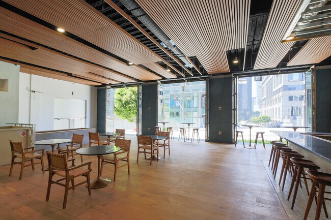 Plus de détails pour 915 Wilshire Blvd, Los Angeles, CA - Commerce de détail à louer