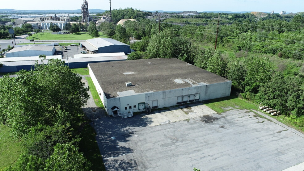 106 Commerce Way, Stockertown, PA à vendre - Photo du bâtiment - Image 2 de 2