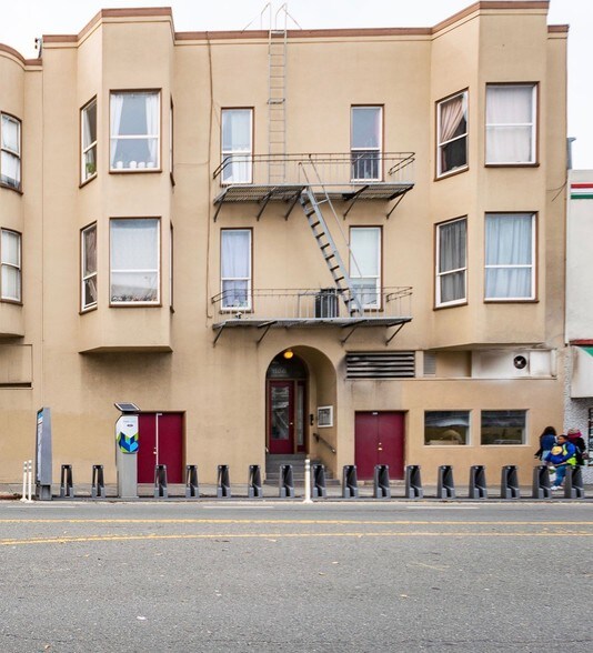 1108 Valencia St, San Francisco, CA à louer - Photo du bâtiment - Image 3 de 4