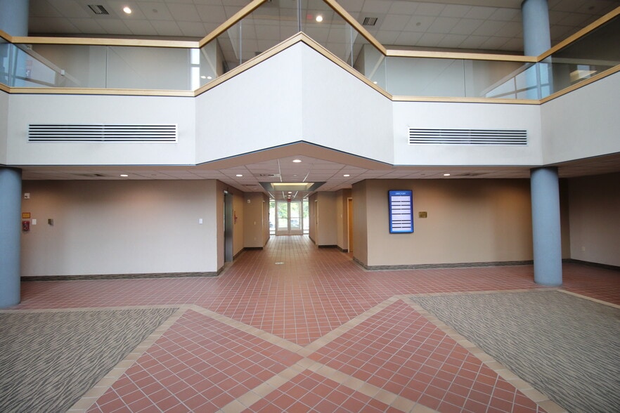 21495 Ridgetop Cir, Sterling, VA for sale - Building Photo - Image 2 of 16