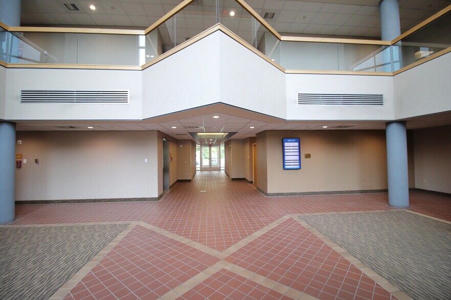 21495 Ridgetop Cir, Sterling, VA à vendre - Photo du bâtiment - Image 2 de 16