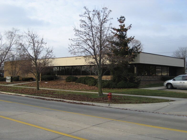 25869 Kelly Rd, Roseville, MI à louer - Photo du bâtiment - Image 2 de 2