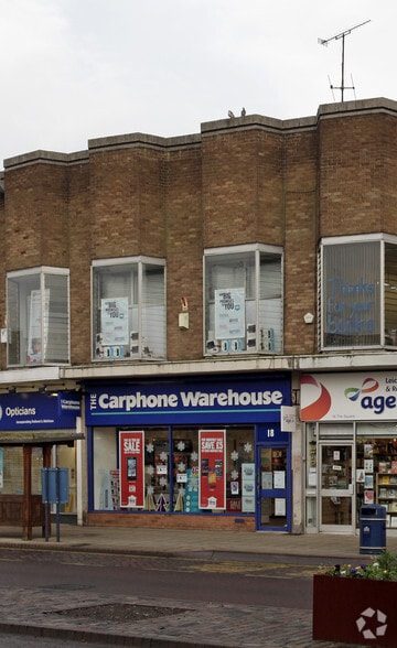 Market Harborough – The Square portfolio of 6 properties for sale on LoopNet.ca - Primary Photo - Image 3 of 6