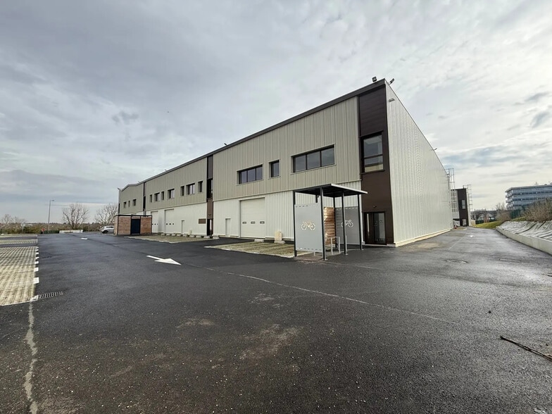 Flex in Osny for lease - Building Photo - Image 1 of 9
