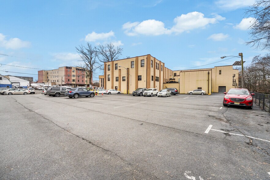 46 Farrand St, Bloomfield, NJ à vendre - Photo du bâtiment - Image 2 de 40