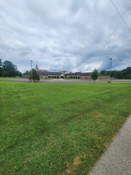 14733 Main St, Moores Hill, IN à vendre - Photo du bâtiment - Image 2 de 38