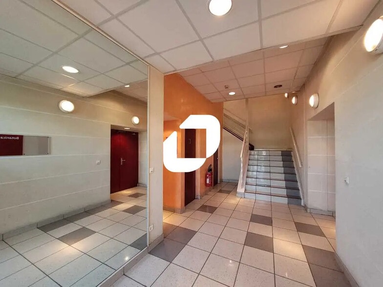 Bureau dans Lisses à louer - Hall d’entrée - Image 3 de 21
