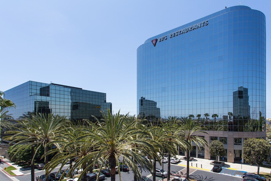 7777 Center Ave, Huntington Beach, CA à louer - Photo du bâtiment - Image 2 de 18