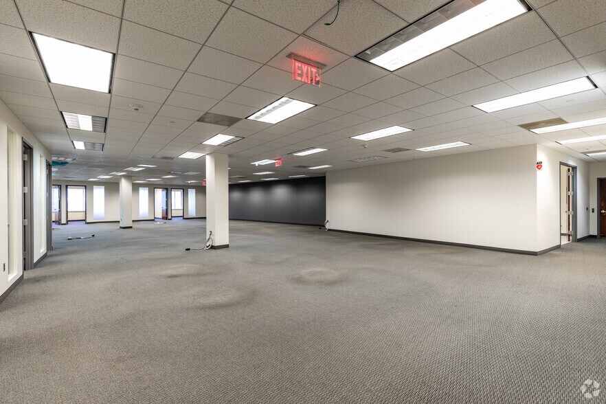 333 Earle Ovington Blvd, Uniondale, NY à louer - Photo intérieure - Image 2 de 26