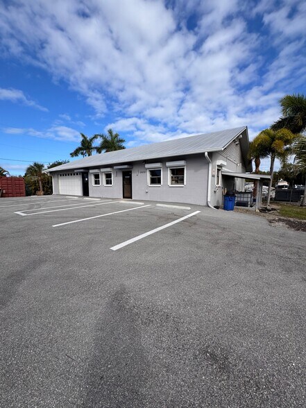 11430 Tamiami Trl E, Naples, FL à louer - Photo du bâtiment - Image 2 de 9