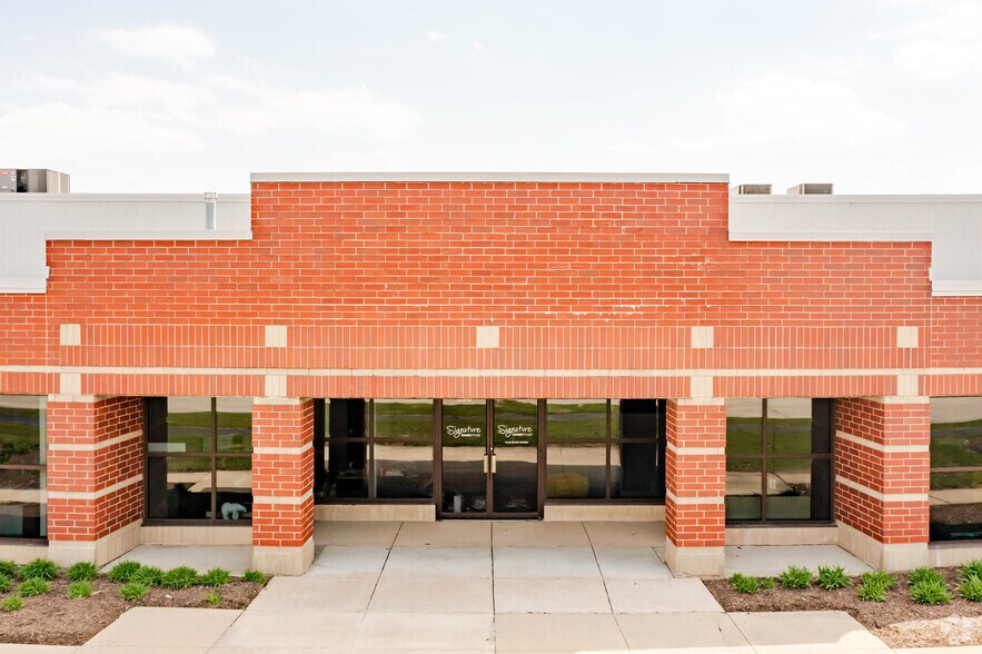 699-701 Regency Dr, Glendale Heights, IL à louer - Photo du bâtiment - Image 2 de 4