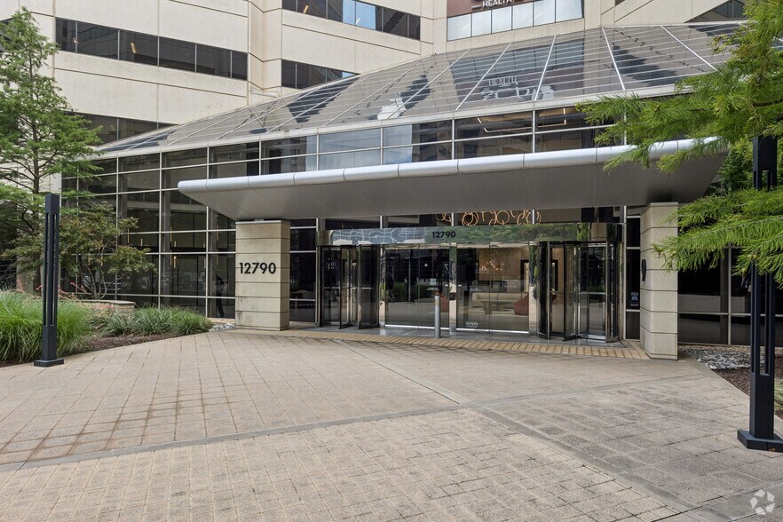 12750 Merit Dr, Dallas, TX à louer - Photo du bâtiment - Image 3 de 14