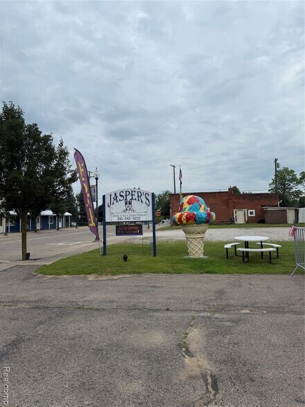 6400 Detroit St, Otter Lake, MI à vendre - Photo du bâtiment - Image 2 de 41