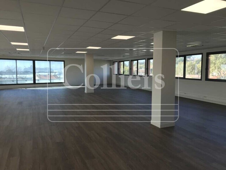 18 Rue Elie Pelas, Marseille for lease - Interior Photo - Image 2 of 10