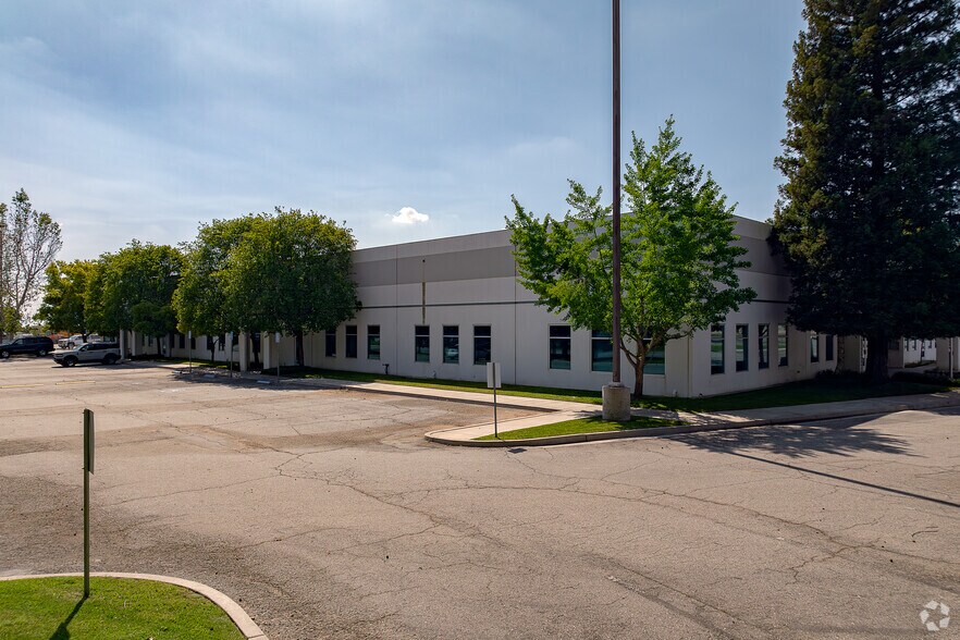 3801 Pegasus Dr, Bakersfield, CA for sale - Primary Photo - Image 1 of 27