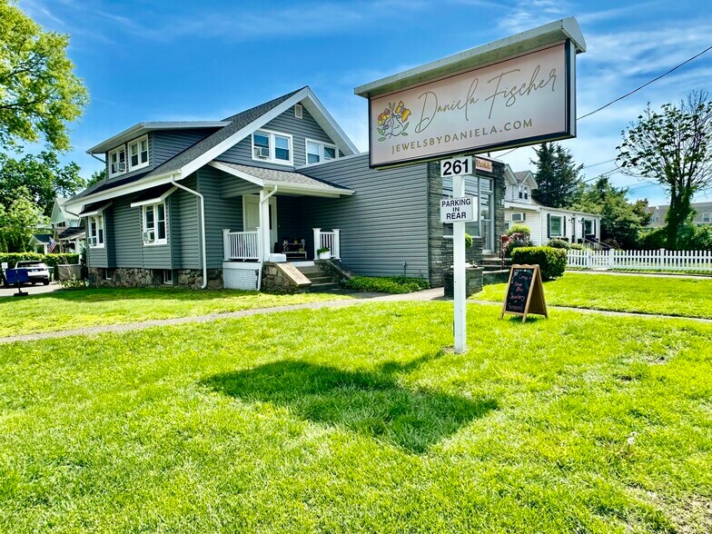 261 E Putnam Ave, Cos Cob, CT à louer - Photo du bâtiment - Image 1 de 16