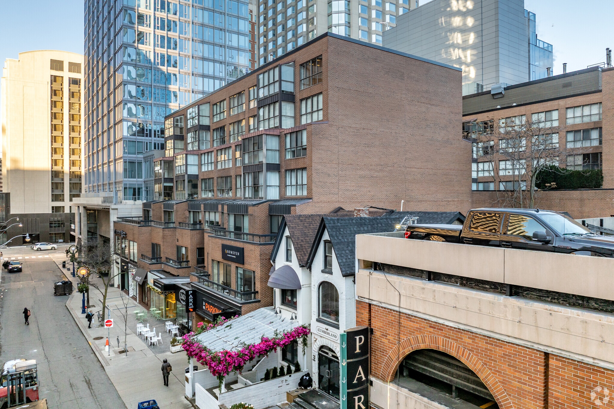 162-164 Cumberland St, Toronto, ON à louer Photo principale- Image 1 de 3