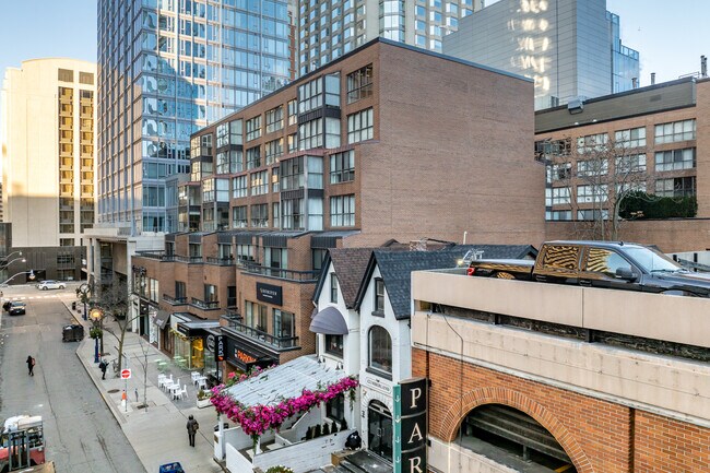 Plus de détails pour 162-164 Cumberland St, Toronto, ON - Commerce de détail à louer