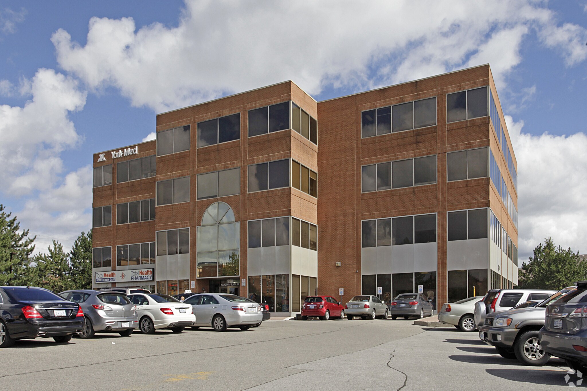 250 Harding Blvd, Richmond Hill, ON for sale Primary Photo- Image 1 of 1