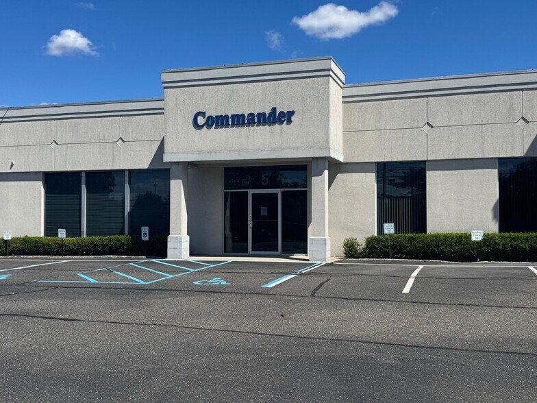 3-5 Fairchild Ct, Plainview, NY à louer - Photo du bâtiment - Image 3 de 3