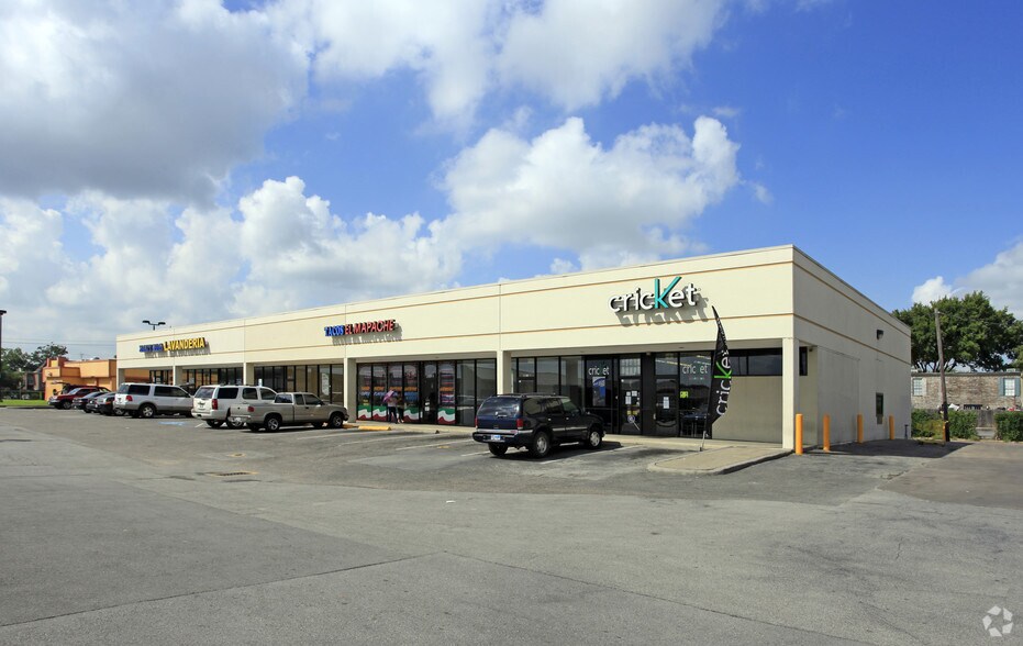 5900-5990 Renwick Dr, Houston, TX à louer - Photo du bâtiment - Image 3 de 11