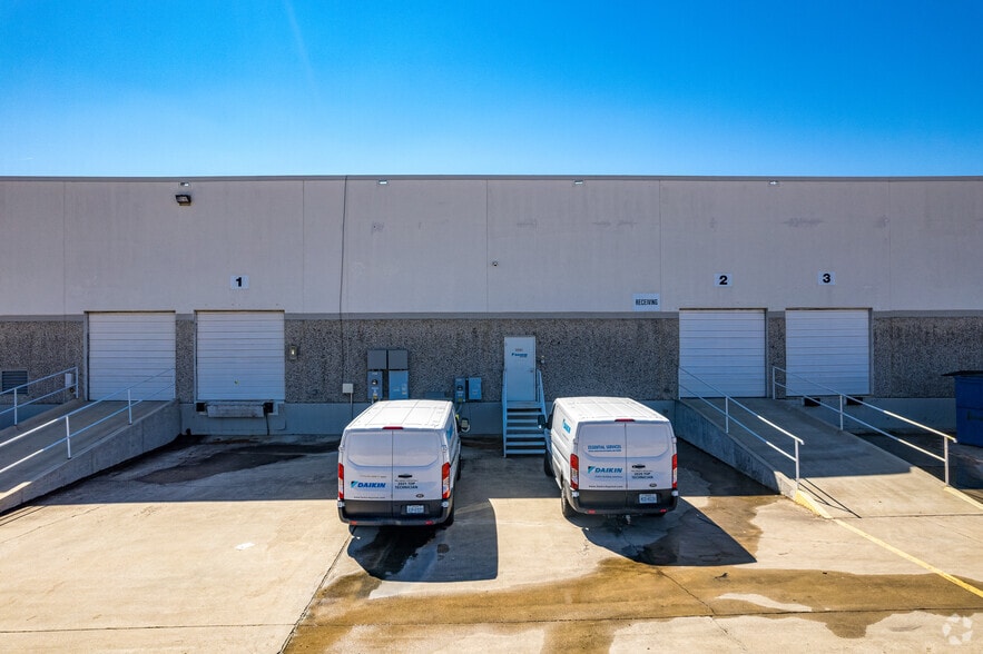 3241-3251 Story Rd W, Irving, TX for lease - Building Photo - Image 3 of 7