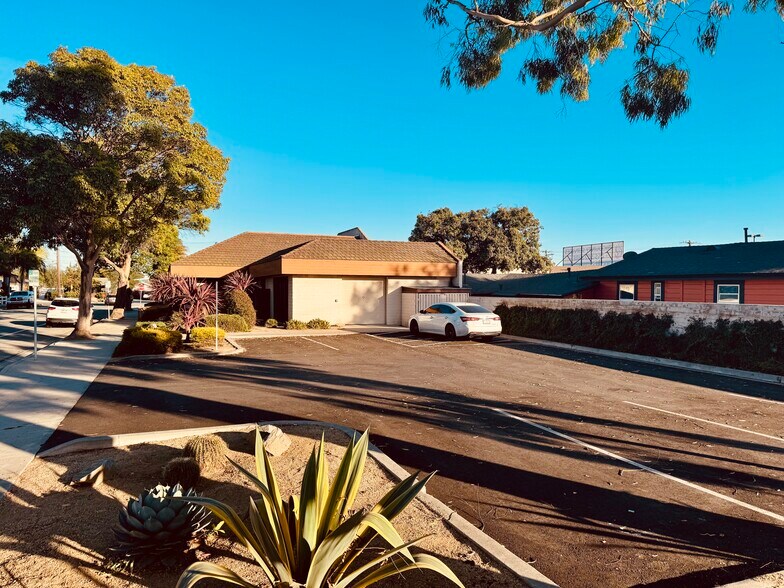 6050 Seahawk St, Ventura, CA à louer - Photo du bâtiment - Image 3 de 9