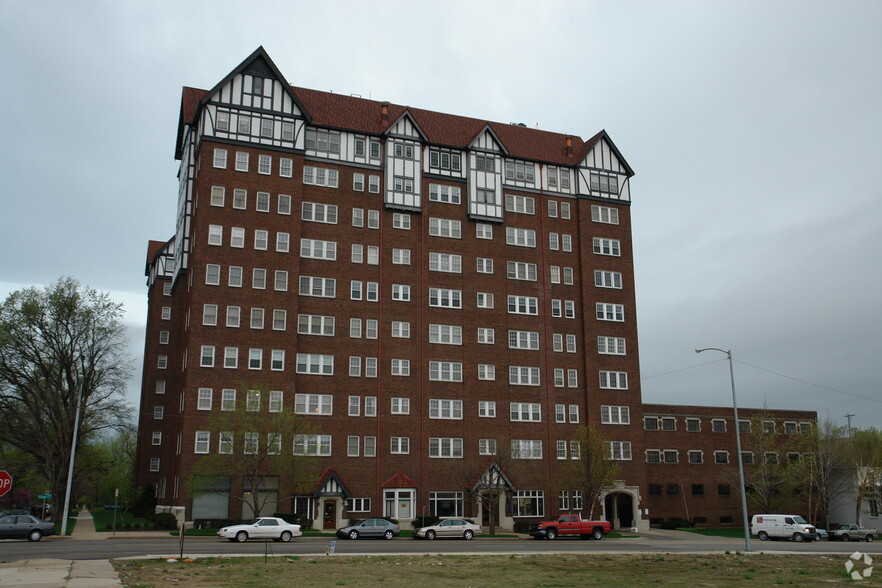 3241 E Douglas Ave, Wichita, KS à vendre - Photo principale - Image 1 de 2