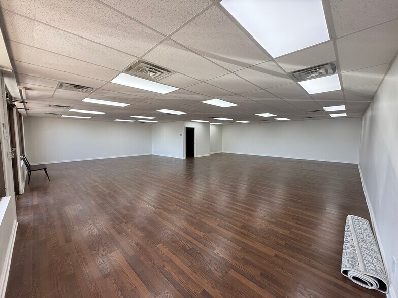 6124 E 51st Pl, Tulsa, OK à louer - Photo du bâtiment - Image 3 de 4