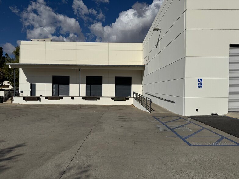 25000 Avenue Stanford, Valencia, CA à louer - Photo du bâtiment - Image 3 de 7