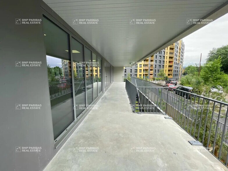 Bureau dans Échirolles à louer - Photo du bâtiment - Image 2 de 15