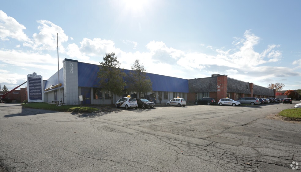 830-840 Industrial Ave, Ottawa, ON à louer - Photo du bâtiment - Image 2 de 5