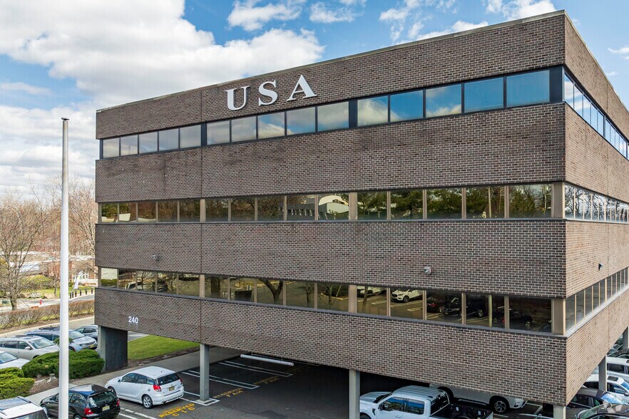 240 Frisch Ct, Paramus, NJ à louer - Photo du bâtiment - Image 2 de 7