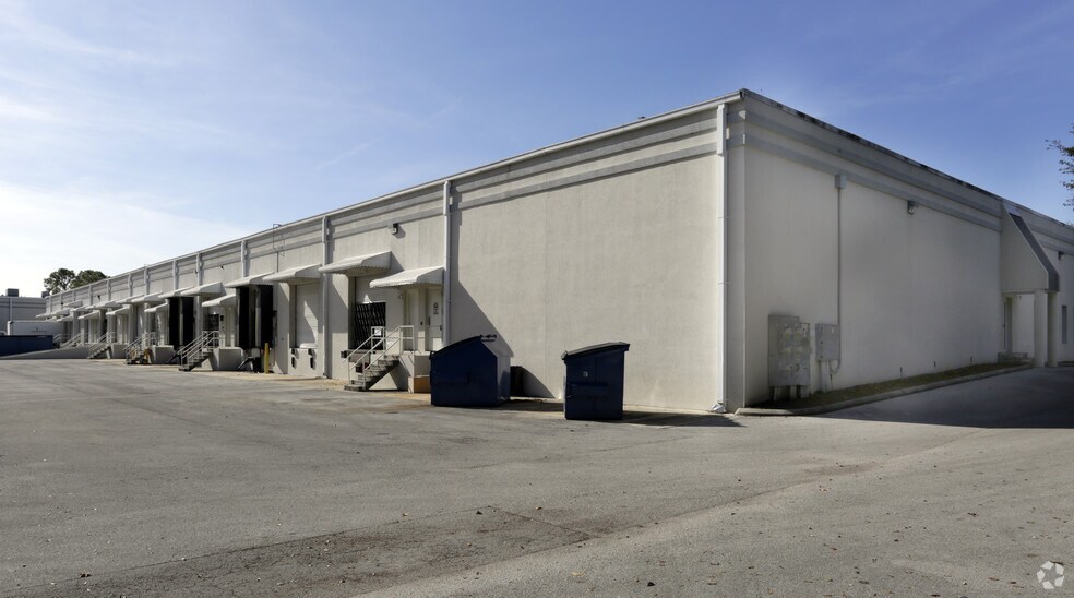3611 Saint Johns Bluff Rd S, Jacksonville, FL à louer - Photo du bâtiment - Image 3 de 4
