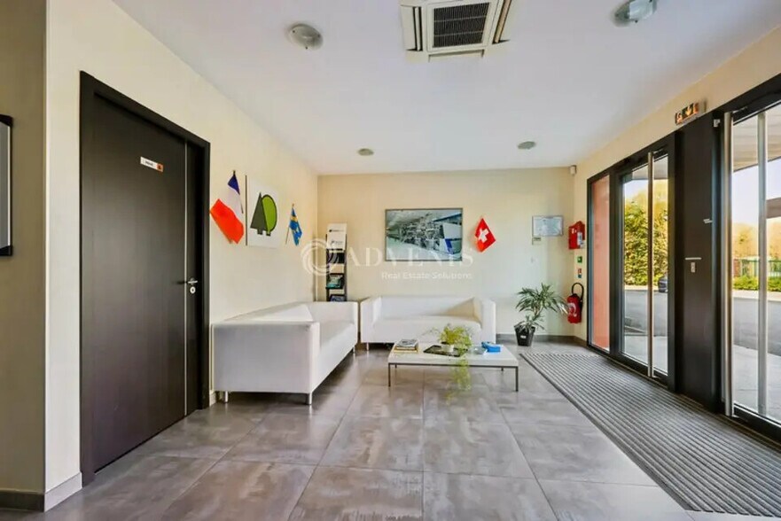 Office in Bussy-Saint-Martin for lease - Lobby - Image 3 of 12