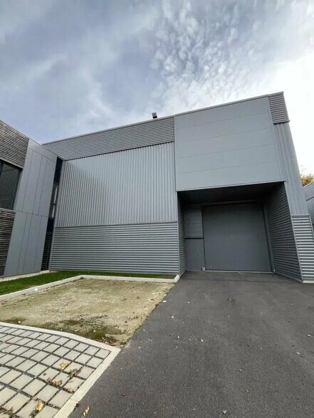 Flex in Chanteloup-en-Brie for sale - Building Photo - Image 1 of 8