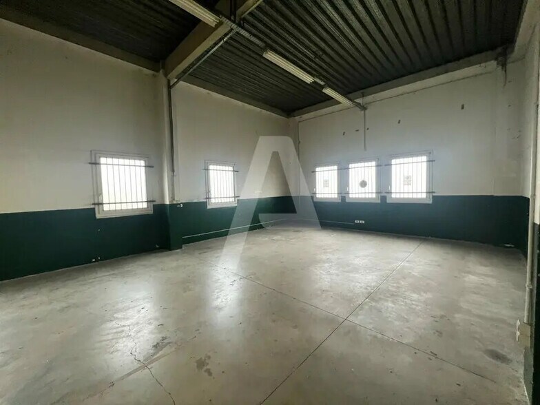 Flex in Lognes for lease - Interior Photo - Image 2 of 3