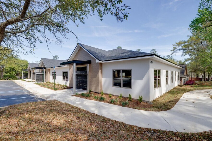 2458 Mahan Dr, Tallahassee, FL à louer - Photo du bâtiment - Image 1 de 52