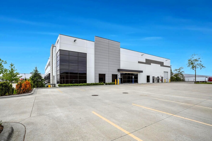 2710 United Ln, Elk Grove Village, IL for lease - Building Photo - Image 2 of 13